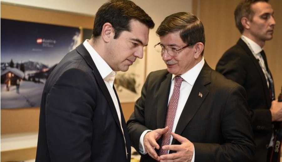 Μας δουλεύει ο Νταβούτογλου; 'Μην ανησυχείς', λέει στον Τσίπρα για το προσφυγικό