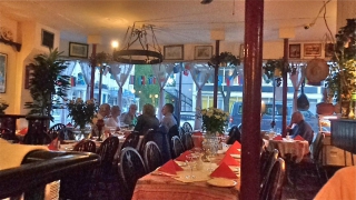 Το «Πιο Βρώμικο Εστιατόριο στον Κόσμο» Ήταν μια Ελληνική Ταβέρνα στο Λονδίνο