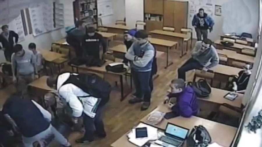 Φρικτό βίντεο: Η στιγμή που μαθητής, θύμα εκφοβισμού, πεθαίνει από ασφυξία ενώ οι βασανιστές του γελούν