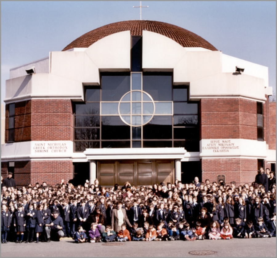 Φλάσινγκ: Ο Άγιος Νικόλαος μοιράζει δώρα σε άπορες οικογένειες