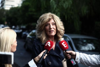 Η υπουργός Σία Αναγνωστοπούλου διόρισε και τα δύο παιδιά της αδελφής της στο Δημόσιο