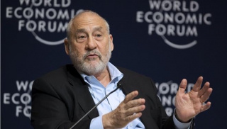 Στίγκλιτς: Το ελληνικό πρόγραμμα το 2010 σχεδιάστηκε για να σωθούν οι γερμανικές τράπεζες