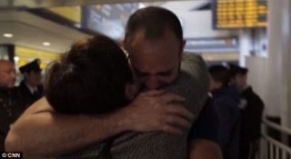 Στην αγκαλιά της μητέρας του 42 χρόνια μετά - Έκλεψαν το μωρό και της είπαν πως πέθανε