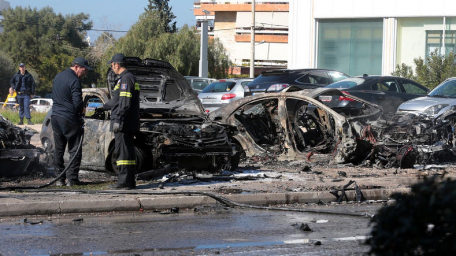 Έκρηξη - μυστήριο σε όχημα στην Γλυφάδα