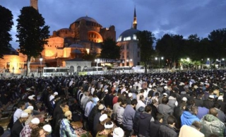 Βίντεο-σοκ: Το Κοράνι μέσα στην Αγιά Σοφιά!