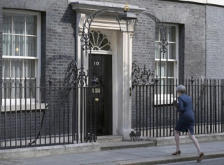 Επίδειξη δύναμης από την Τερέζα Μέι - Εκλογές στις 8 Ιουνίου στην Βρετανία - Εκλογικός τυφώνας σαρώνει την Ευρώπη