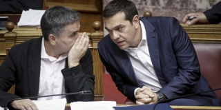 Τσίπρας - Τσακαλώτος παίζουν το χαρτί της... παροχολογίας