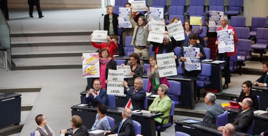Σήκωσαν πανό υπέρ της Ελλάδας στη γερμανική Βουλή