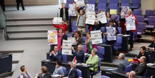 Σήκωσαν πανό υπέρ της Ελλάδας στη γερμανική Βουλή