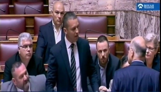 Ο Κασιδιάρης χτύπησε τον Δένδια. Αποβλήθηκε από τη Βουλή