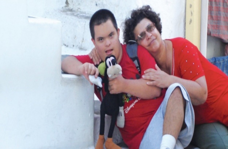 ΚΑΙ ΟΜΩΣ ΓΙΝΕΤΑΙ!!! Ο ΈΛΛΗΝΑΣ ΦΑΙΝΟΜΕΝΟ! Νίκησε το σύνδρομο Down, γνωρίζει άπταιστα τέσσερις γλώσσες, παίζει τρία μουσικά όργανα κι έγραψε βιβλίο!