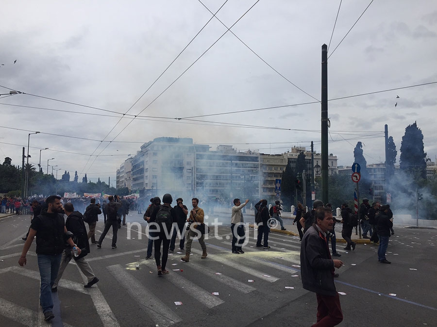 Μολότοφ στη Μεγάλη Βρετανία - Οπλισμένοι με σφυριά κι αυτοσχέδια όπλα οι κουκουλοφόροι