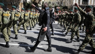 Σείστηκε το Σύνταγμα: «Μακεδονία Ξακουστή» τραγούδησαν τα «Βατράχια»