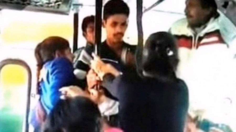 Οι ΙΝΔΕΣ εκδικούνται! Δύο αδελφές ΣΠΑΝΕ στο ΞΥΛΟ τρεις Άντρες μέσα στο Λεωφορείο επειδή τις παρενόχλησαν! (ΒΙΝΤΕΟ)