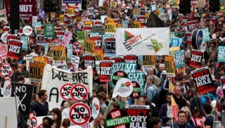 Λαοθάλασσα στο Λονδίνο κατά της λιτότητας- Διαδήλωση συμπαράστασης στην Ελλάδα σε Παρίσι και Ιρλανδία