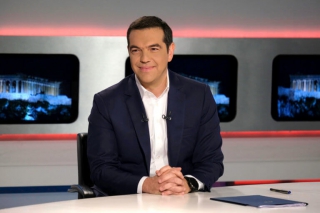 Ο Τσίπρας... σκίζει ξανά τα μνημόνια