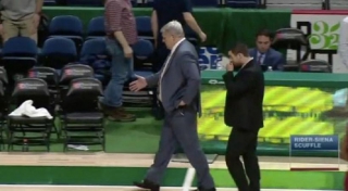 ΔΕΝ ΥΠΑΡΧΕΙ!!!!!!!!! Ελληνοαμερικανός προπονητής έκανε χειραψία στον… αέρα (video)