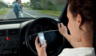 ΜΕΓΑΛΗ ΒΡΕΤΑΝΙΑ: Αφαιρούν δια παντός το δίπλωμα οδήγησης σε όποιον μιλά στο κινητό
