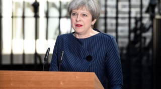 Κίνηση σοκ από Μέι: Θα σταματήσει την ελεύθερη μετακίνηση πολιτών της ΕΕ προς Βρετανία