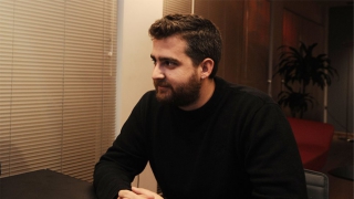 Στο Δημόσιο «βόλεψαν» την οικογένεια του ράπερ γραμματέα της νεολαίας ΣΥΡΙΖΑ