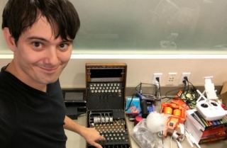 Χειροπέδες στον Martin Shkreli που αύξησε 5000% την τιμή φαρμάκου για τον HIV