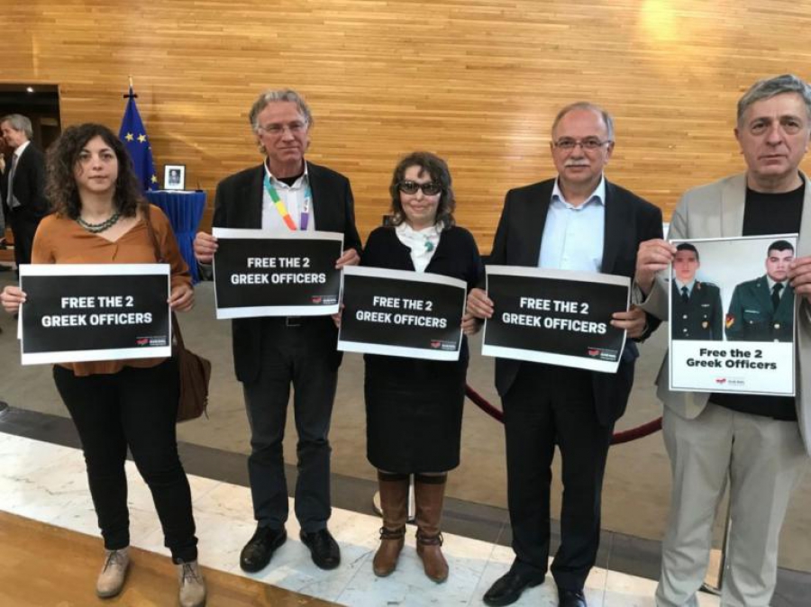 Σήκωσαν φωτογραφίες των δυο Ελλήνων στρατιωτικών στο Ευρωκοινοβούλιο