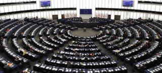 Russia Insider: Η Ελλάδα πεινάει, αλλά οι ευρωβουλευτές ψήφισαν τις αυξήσεις τους