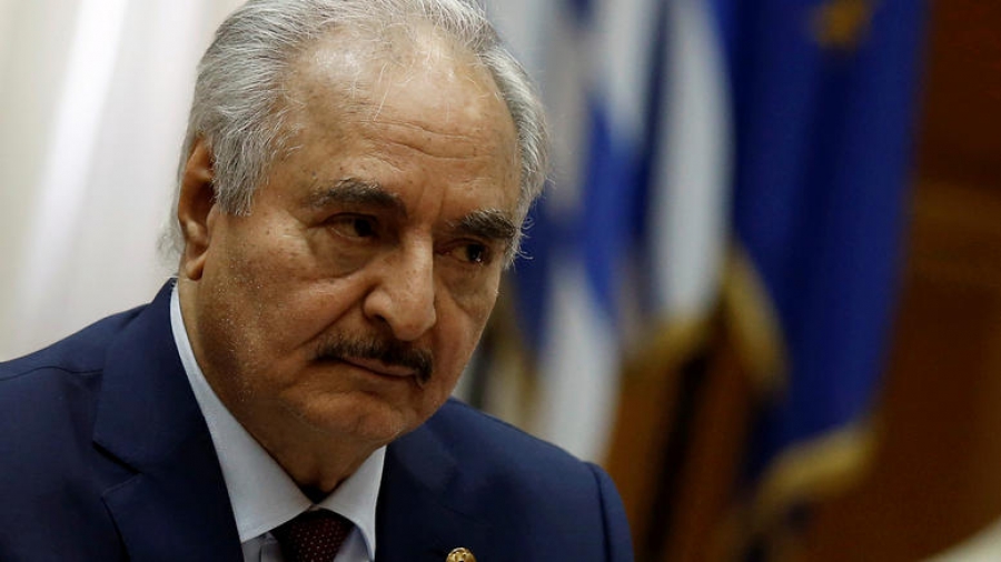 Ανάλυση Bloomberg: Ο &quot;σκληρός&quot; Χαφτάρ κόβει το πετρέλαιο