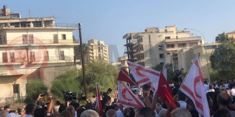 Με σημαίες Τουρκίας και ψευδοκράτους εισήλθε στο Βαρώσι ο Τατάρ (ΦΩΤΟΣ)