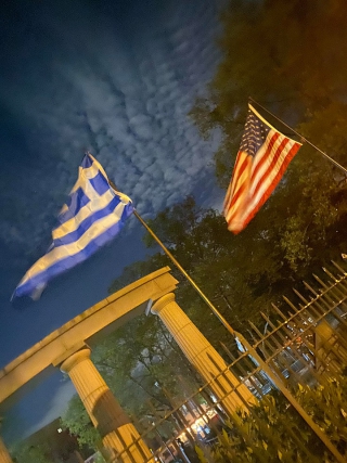 Πλατεία Αθηνών: Επανήλθε μέχρι... νεοτέρας η ελληνική σημαία