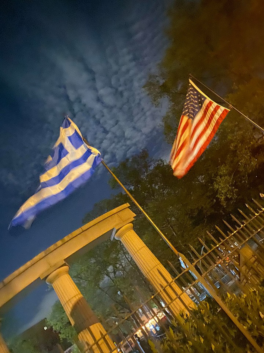 Πλατεία Αθηνών: Επανήλθε μέχρι... νεοτέρας η ελληνική σημαία