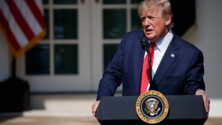 Ο Τραμπ πανηγυρίζει για τη μείωση της ανεργίας