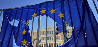 Σύντροφοι, μας φλομώσατε στη μπουρδολογία…