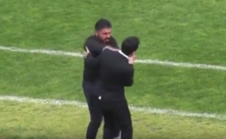 "Ξέφυγε"! Ο Γκατούζο... τρελάθηκε και χτύπησε τον βοηθό του! (VIDEO)