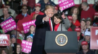 Λέα Παπαχρήστου: Ποια είναι η ομογενής υποψήφια δίπλα στον Τραμπ