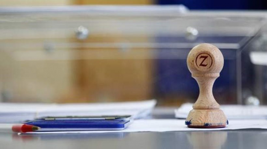 Έχασε μια μονάδα η ΝΔ και προηγείται με 10% (από 11,5% τον Ιούλιο) - Δημοφιλέστερος αρχηγός ο Κυριάκος - Το 64% θεωρεί ότι πίσω από το διαγωνισμό για τις άδειες υποκρύπτονταν πολιτικές σκοπιμότητες