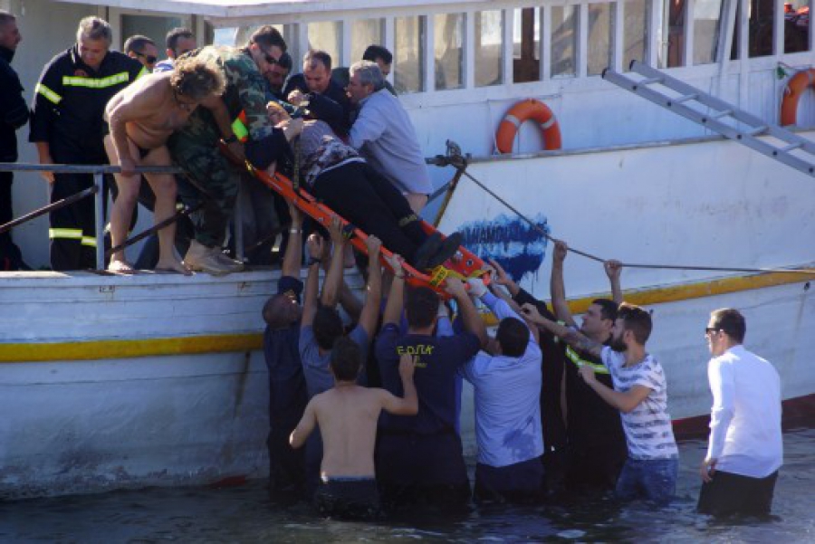 Μόνο υπερηφάνεια! Συγκινητικές μαρτυρίες Ελλήνων που έσωσαν χιλιάδες πρόσφυγες - "Μου πετούσαν στη βάρκα βρέφη, είχα χάσει τον ύπνο μου"