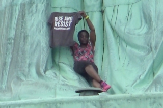 Απειλείται με φυλάκιση η γυναίκα που σκαρφάλωσε στο Άγαλμα της Ελευθερίας