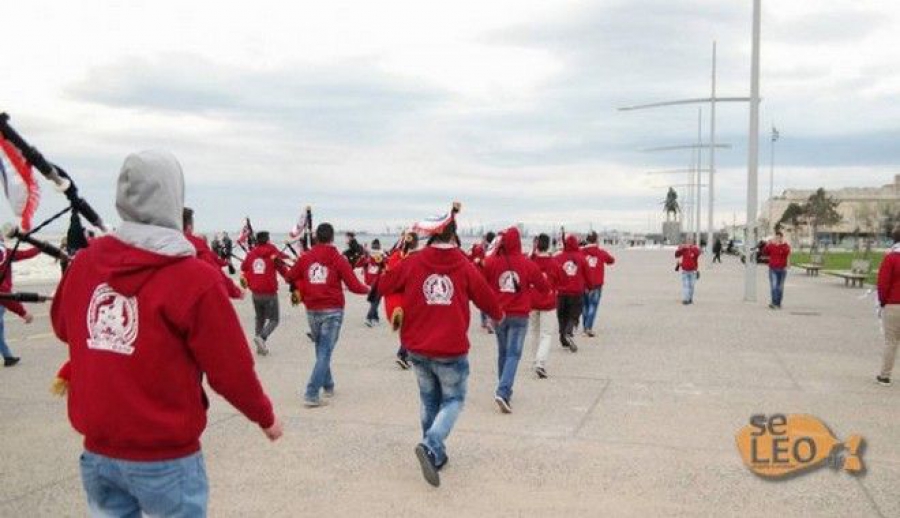 BINTEO Άραβες πρόσκοποι παιάνιζαν το &#039;Μακεδονία ξακουστή&#039; παρελαύνοντας μπροστά από το άγαλμα του Μ. Αλεξάνδρου