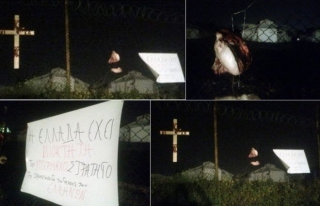 Φρίκη αλά Κου Κλουξ Κλαν: Ακροδεξιοί κάρφωσαν γουρουνοκεφαλή στο hotspot του Σχιστού