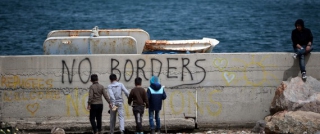 Δεν σταματούν οι προσφυγικές ροές. Εκατοντάδες φτάνουν στο Β. Αιγαίο ένα 24ωρο πριν από την εφαρμογή ΕΕ- Τουρκίας