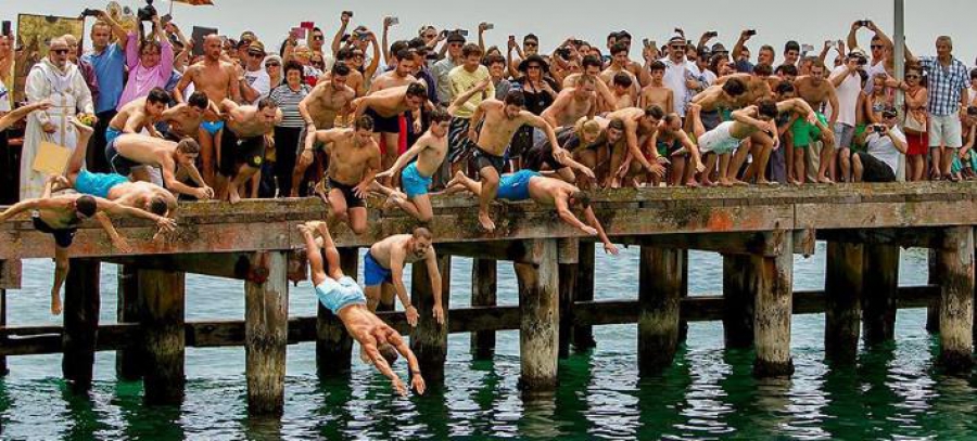 Eνθουσιασμός και συγκίνηση: Ελληνες στην Αυστραλία βούτηξαν για τον σταυρό