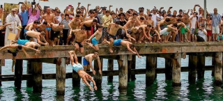 Eνθουσιασμός και συγκίνηση: Ελληνες στην Αυστραλία βούτηξαν για τον σταυρό