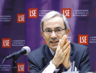 Σε Ελλάδα και ΟΝΕ βλέπουμε «ένα φαύλο κύκλο που οδηγεί σε περισσότερο χρέος και ανεργία», λέει Κύπριος νομπελίστας οικονομολόγος