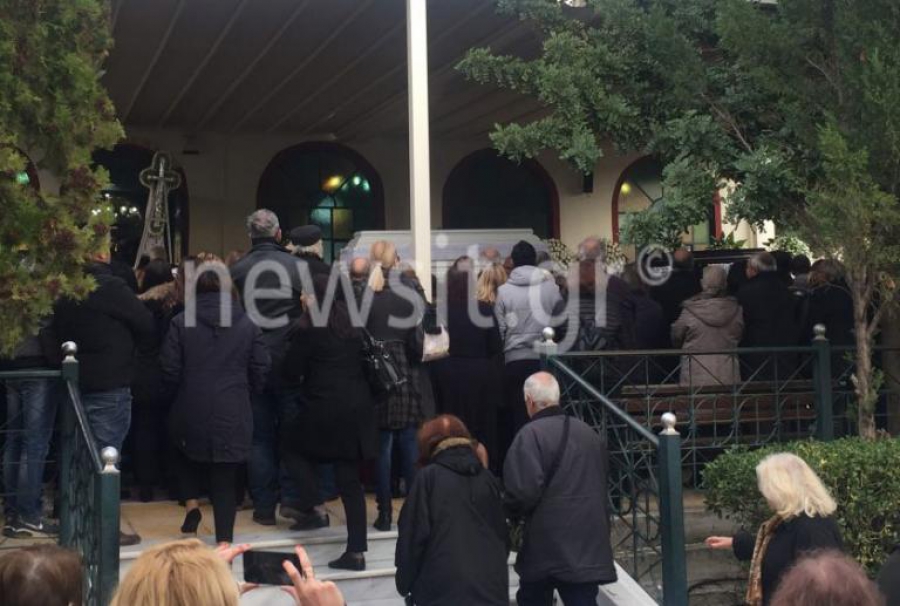Άγιοι Ανάργυροι: Η τελευταία πράξη του δράματος – Σε κλίμα οδύνης και οργής η κηδεία των θυμάτων της τραγωδίας