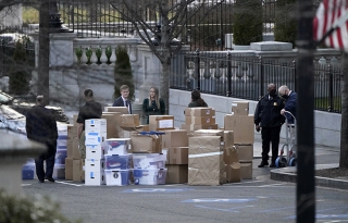 Εικόνες από την μετακόμιση του Τραμπ από τον Λευκό Οίκο