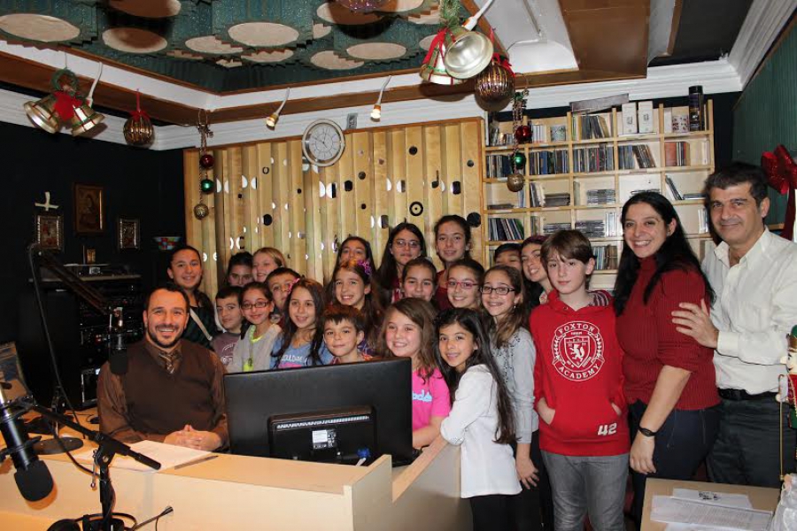 HXHTIKO: Ενθουσίασαν το ακροατήριο του Ηellas FM οι μαθητές του σχολείου του Αγίου Νικολάου Φλάσινγκ με τα Χριστουγεννιάτικα κάλαντα