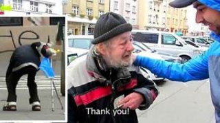 BINTEO:Εσείς τι θα κάνατε αν βλέπατε να χάνει το πορτοφόλι του ένας άντρας στο δρόμο;