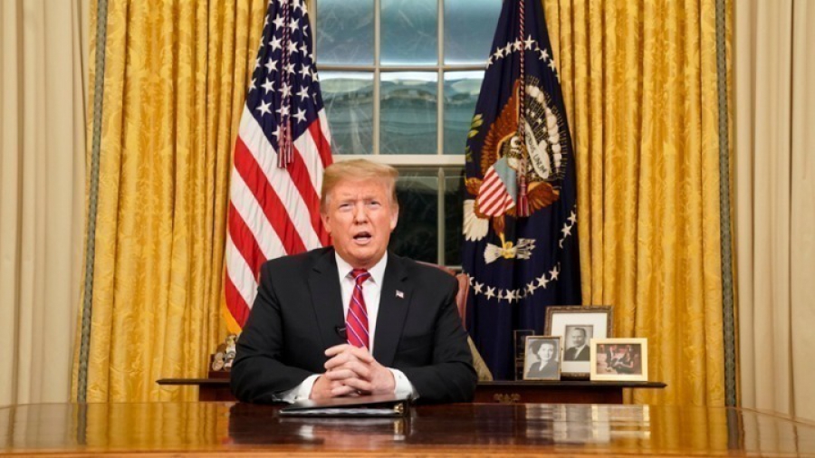 Ο Τραμπ υπέγραψε το διάταγμα με το οποίο «αναστέλλεται προσωρινά» η μετανάστευση προς τις ΗΠΑ