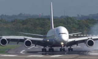 Θρίλερ στην προσγείωση για την Εmirates! Οι άνεμοι παρέσυραν Airbus A380 [vid]